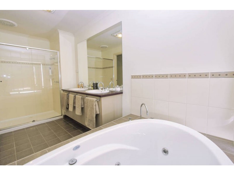 6 Clementson Drive, Caroline Springs VIC 3023