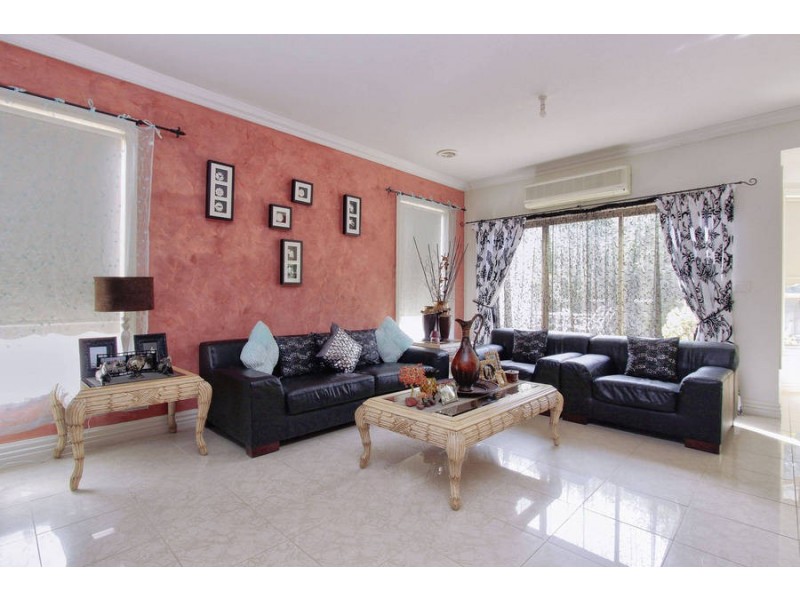 3 Clarendon Wynd, Caroline Springs VIC 3023