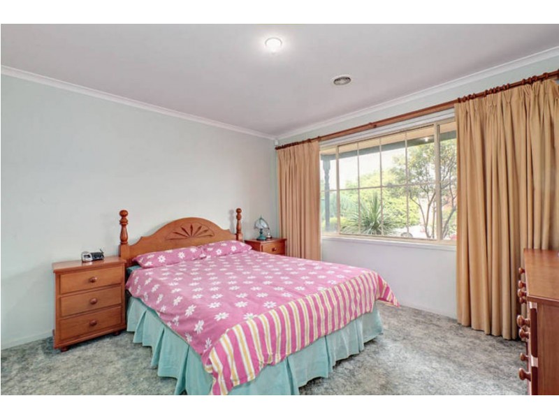 11 Rogers Close, Burnside VIC 3023