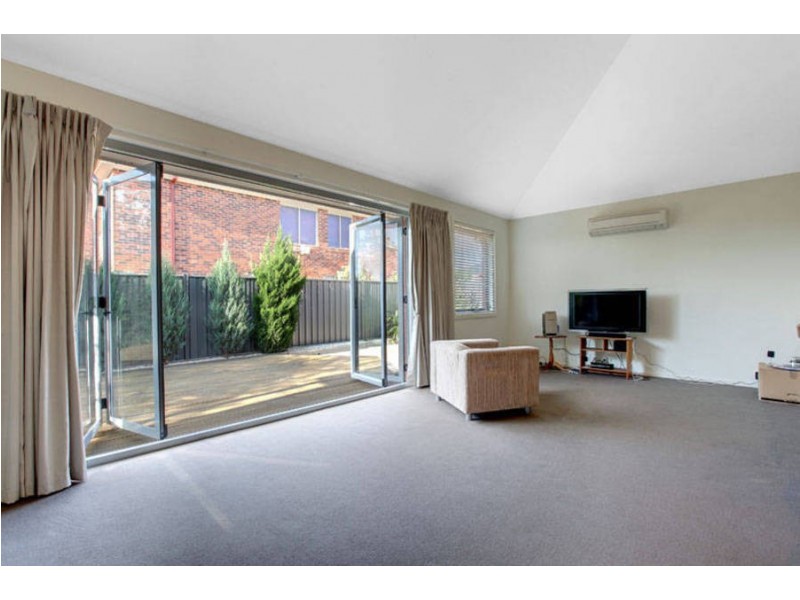1 Buvelot Crescent, Caroline Springs VIC 3023