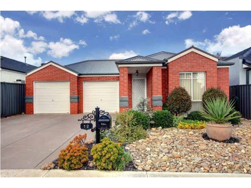 12 Hessing Green, Caroline Springs VIC 3023