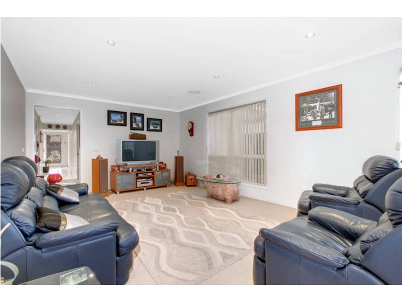 12 Hessing Green, Caroline Springs VIC 3023