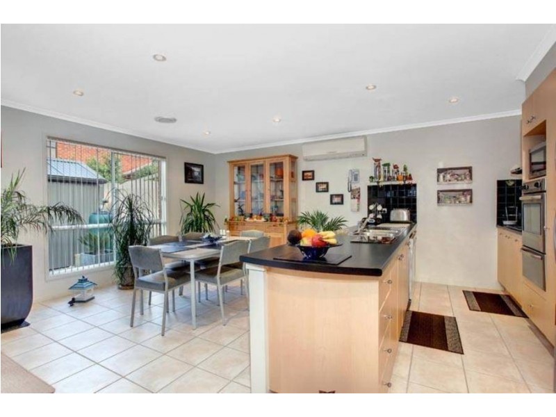 12 Hessing Green, Caroline Springs VIC 3023