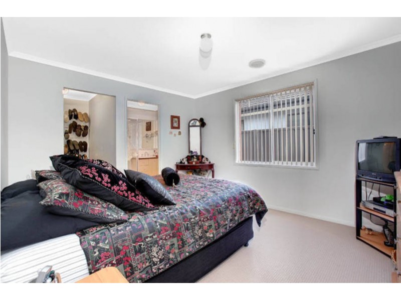 12 Hessing Green, Caroline Springs VIC 3023