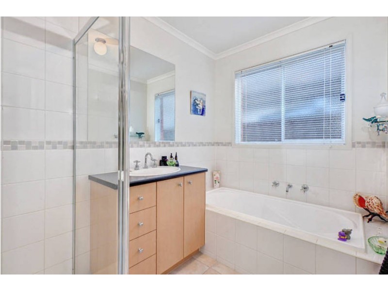 12 Hessing Green, Caroline Springs VIC 3023