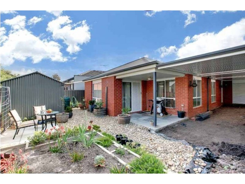 12 Hessing Green, Caroline Springs VIC 3023