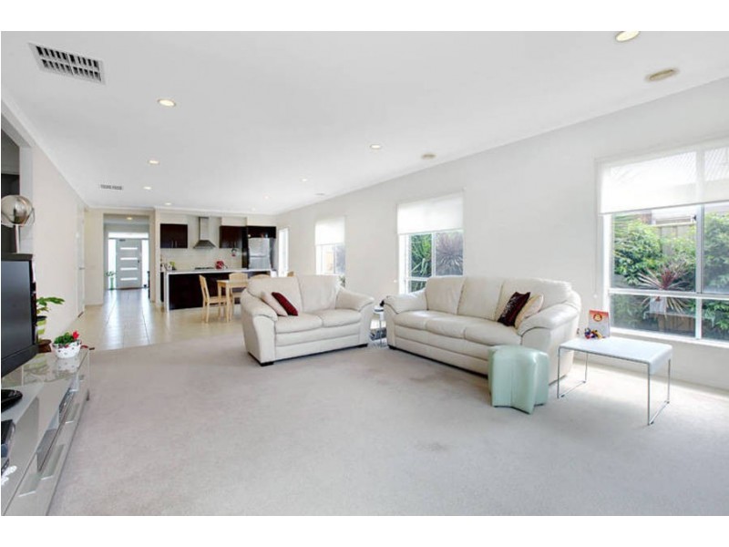 25 Cranwell Square, Caroline Springs VIC 3023