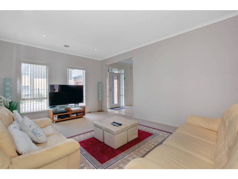 9 Millstream Way, Caroline Springs VIC 3023