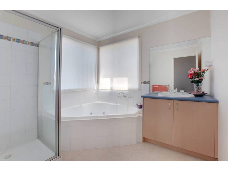 9 Millstream Way, Caroline Springs VIC 3023