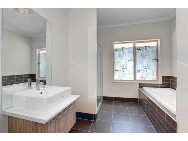 26 Ridgegreen View, Caroline Springs VIC 3023