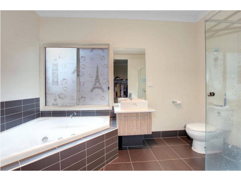 26 Ridgegreen View, Caroline Springs VIC 3023