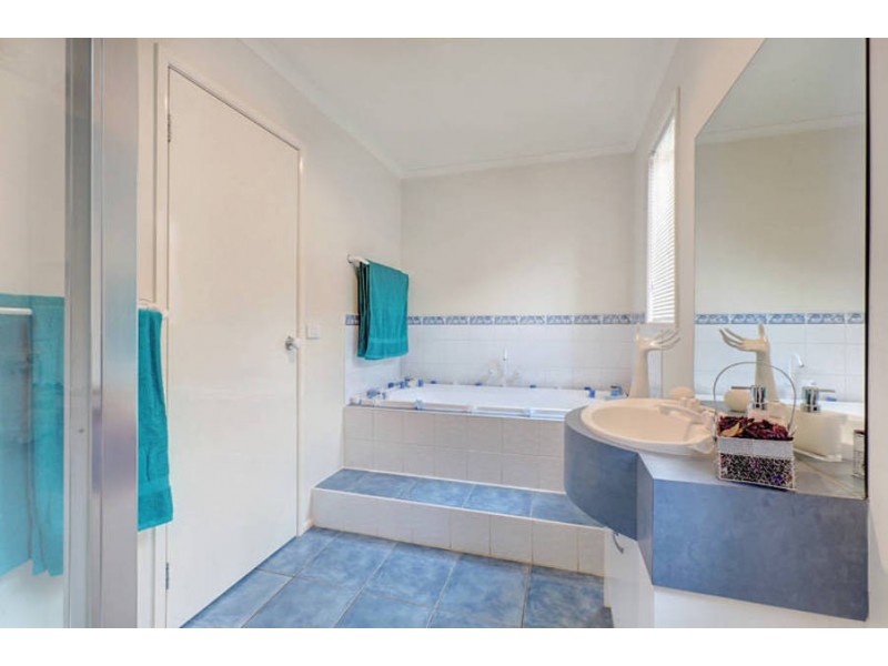 4 Cathedral Mews, Caroline Springs VIC 3023