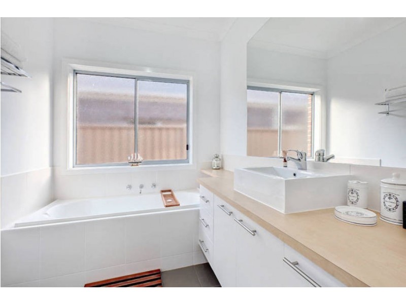 32 The Broadway, Caroline Springs VIC 3023