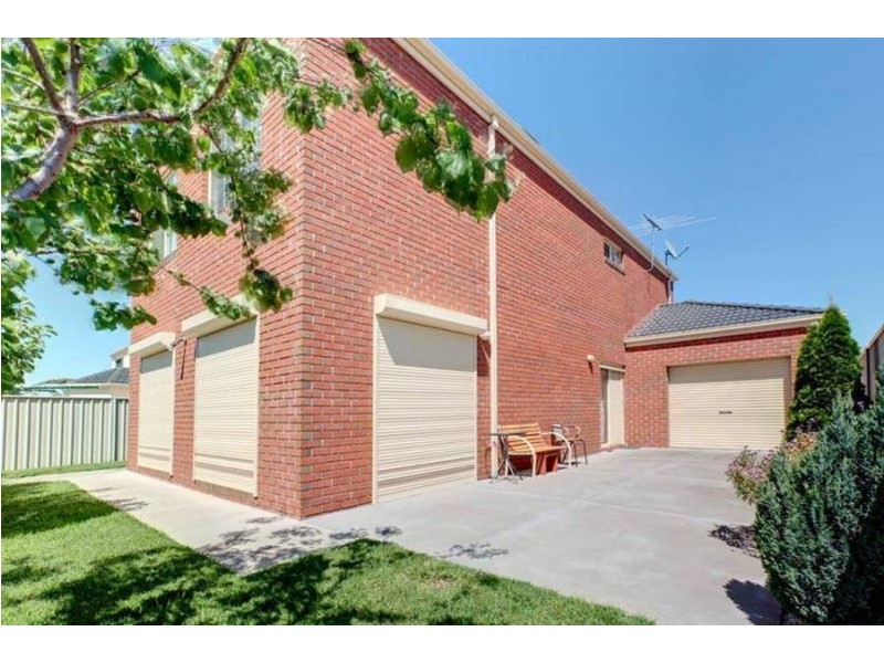 3 Colac Place, Caroline Springs VIC 3023