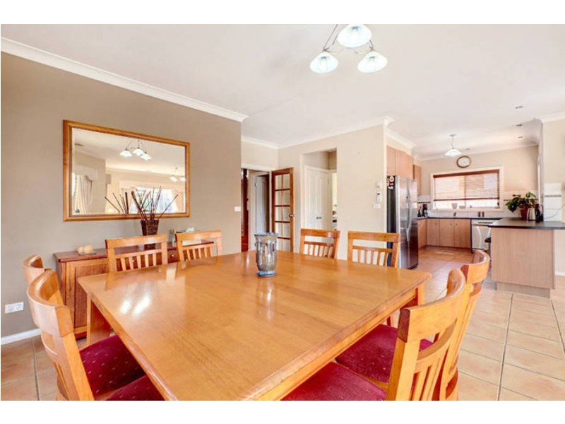 85 Springlake Avenue, Caroline Springs VIC 3023