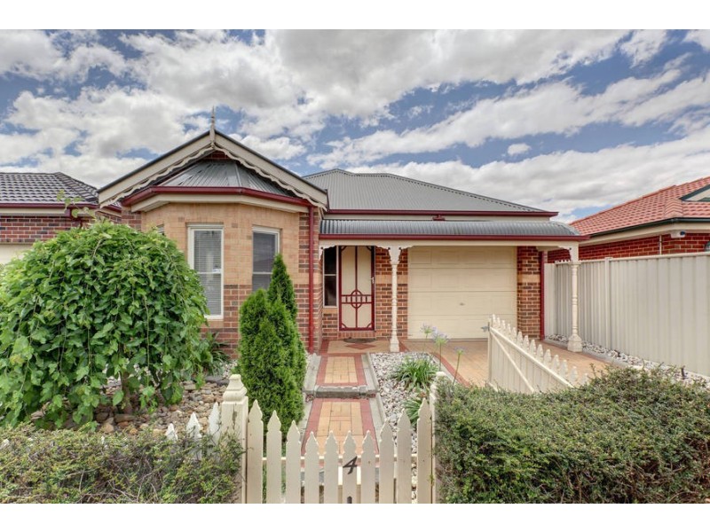 4 Springfield Close, Caroline Springs VIC 3023