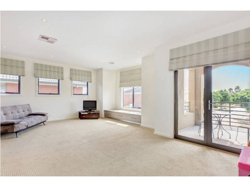 21 Cairn Curran Terrace, Caroline Springs VIC 3023