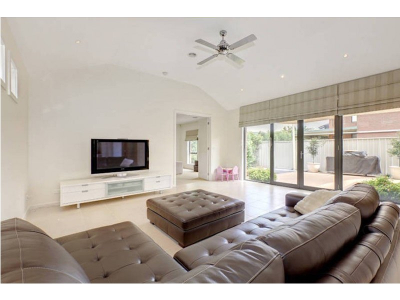 21 Cairn Curran Terrace, Caroline Springs VIC 3023