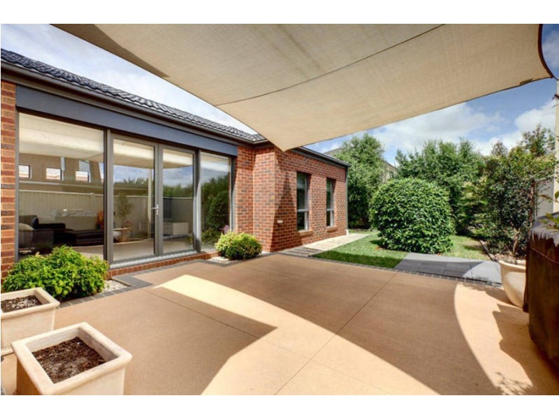 21 Cairn Curran Terrace, Caroline Springs VIC 3023