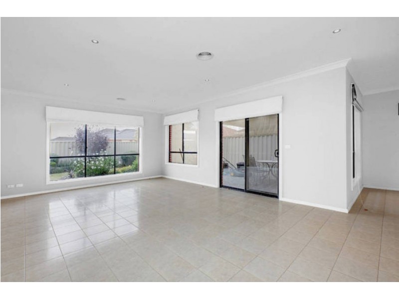 35 Clarendon Wynd, Caroline Springs VIC 3023