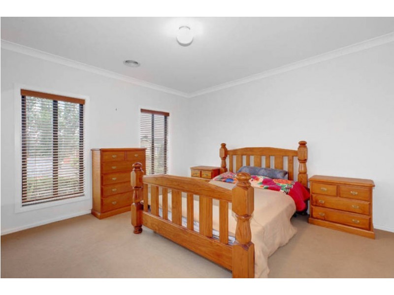 35 Clarendon Wynd, Caroline Springs VIC 3023