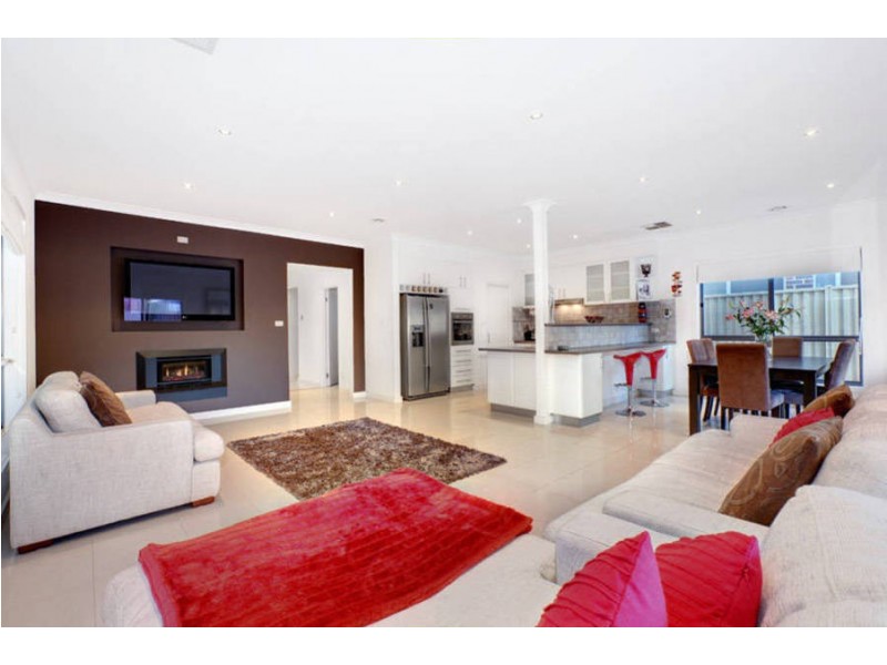 7 Barkly Close, Caroline Springs VIC 3023