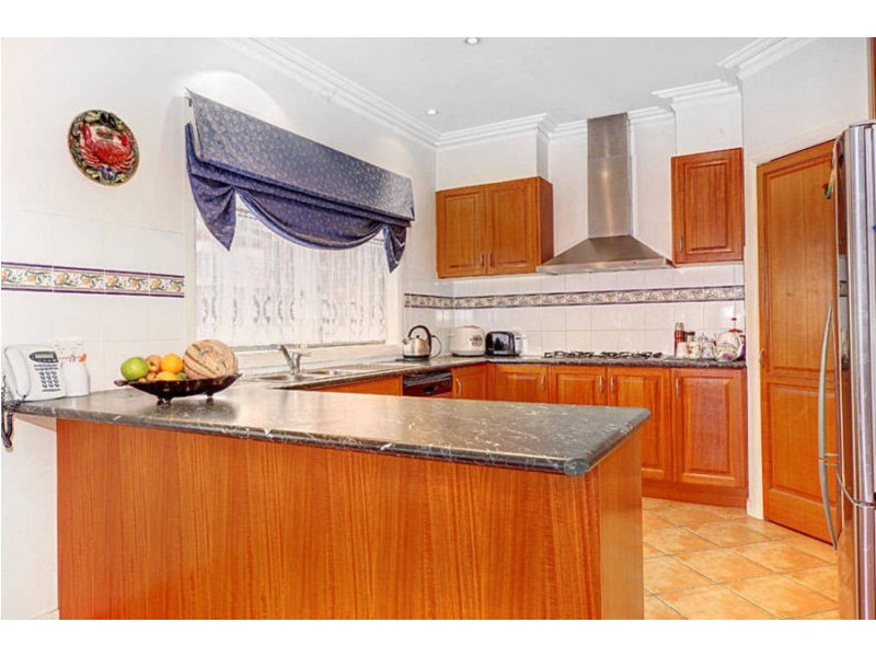 2 Springfield Close, Caroline Springs VIC 3023