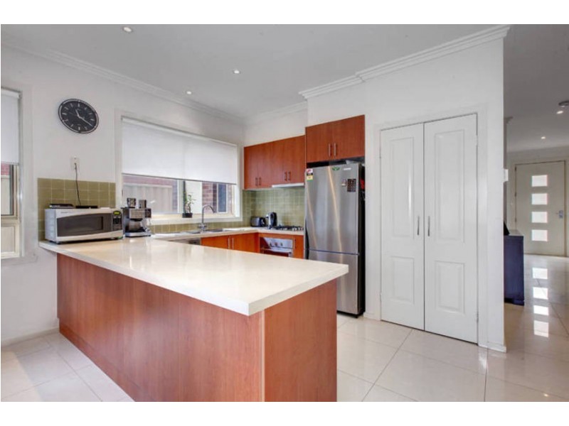 8 Hopetoun Green, Caroline Springs VIC 3023