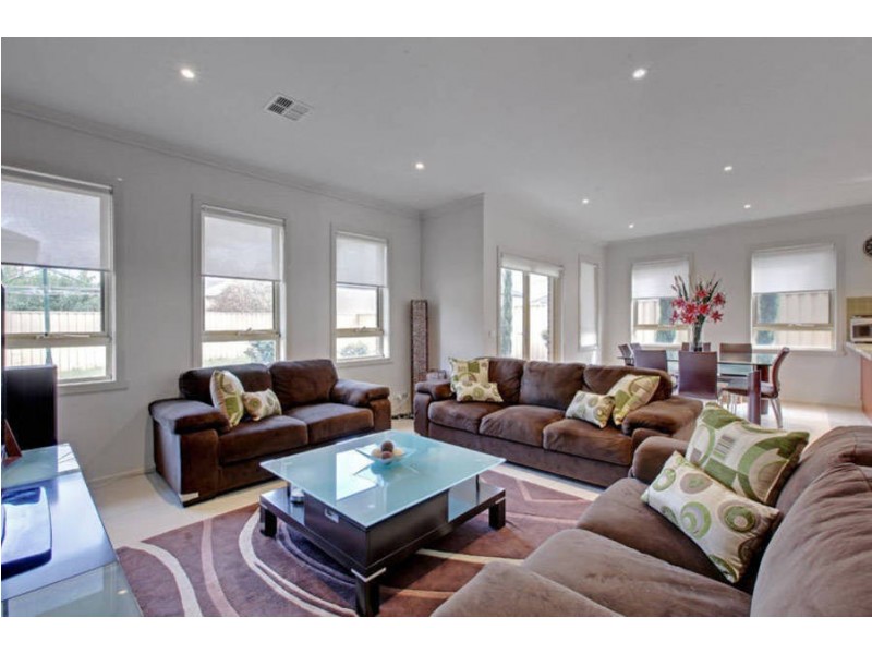 8 Hopetoun Green, Caroline Springs VIC 3023