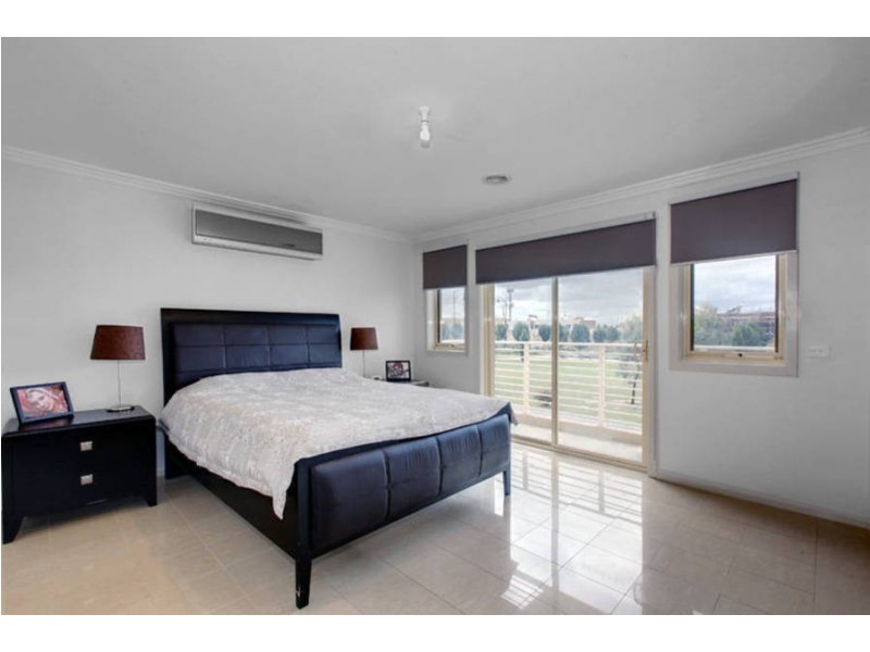 8 Hopetoun Green, Caroline Springs VIC 3023