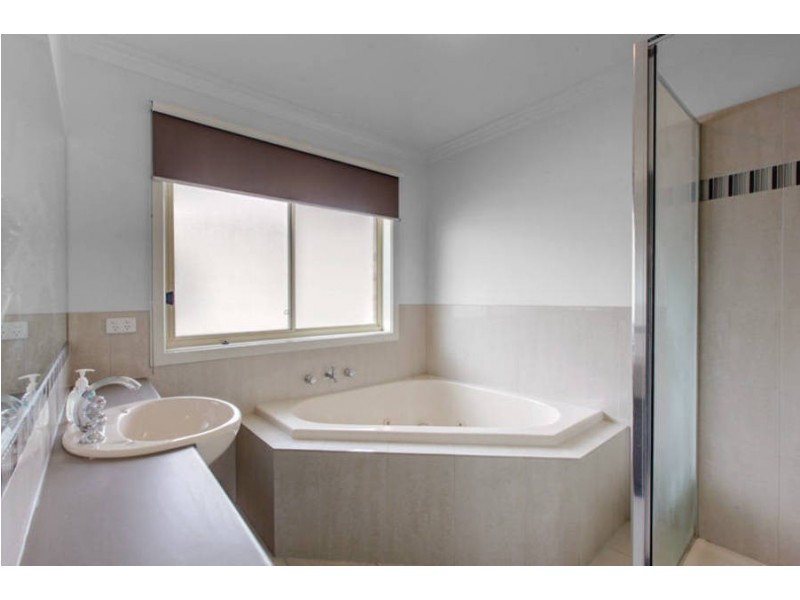 8 Hopetoun Green, Caroline Springs VIC 3023