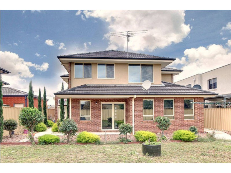 8 Hopetoun Green, Caroline Springs VIC 3023