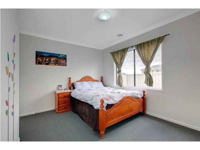 74 Lawson Way, Caroline Springs VIC 3023