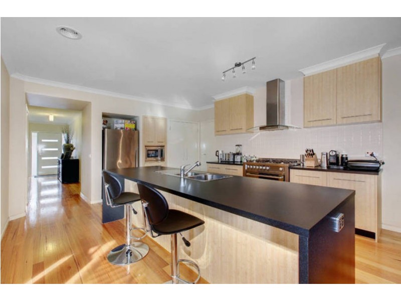 10 Cobaw Circuit, Caroline Springs VIC 3023