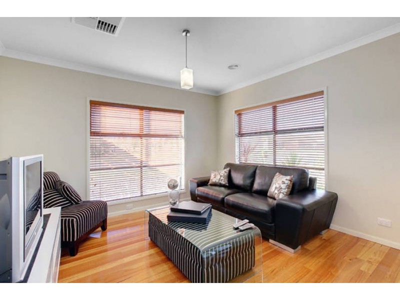 10 Cobaw Circuit, Caroline Springs VIC 3023