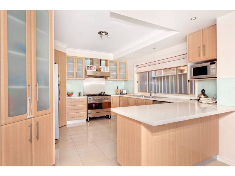 3 Caves Lane, Caroline Springs VIC 3023