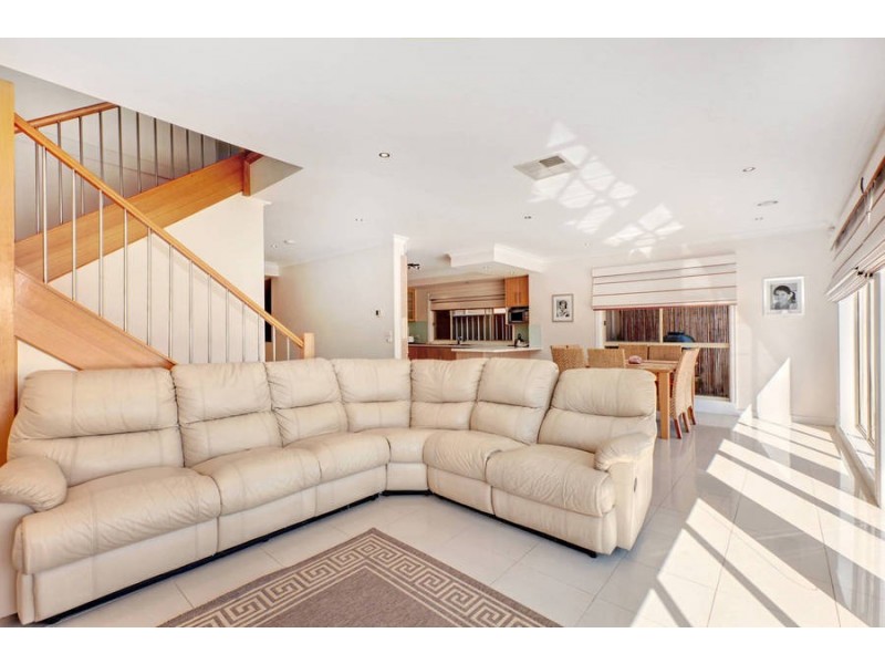 3 Caves Lane, Caroline Springs VIC 3023