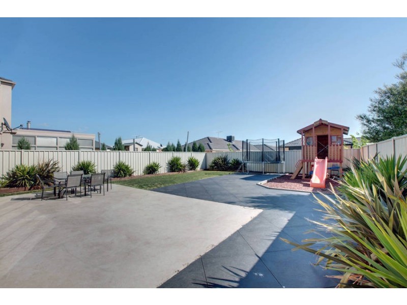 3 Caves Lane, Caroline Springs VIC 3023