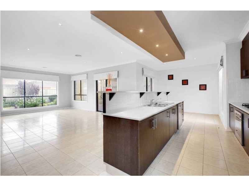 35 Clarendon Wynd, Caroline Springs VIC 3023