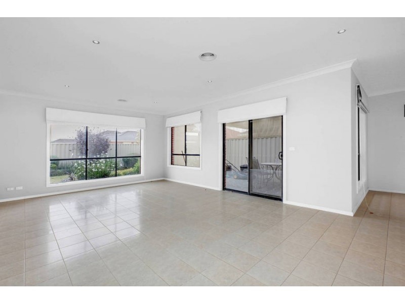 35 Clarendon Wynd, Caroline Springs VIC 3023