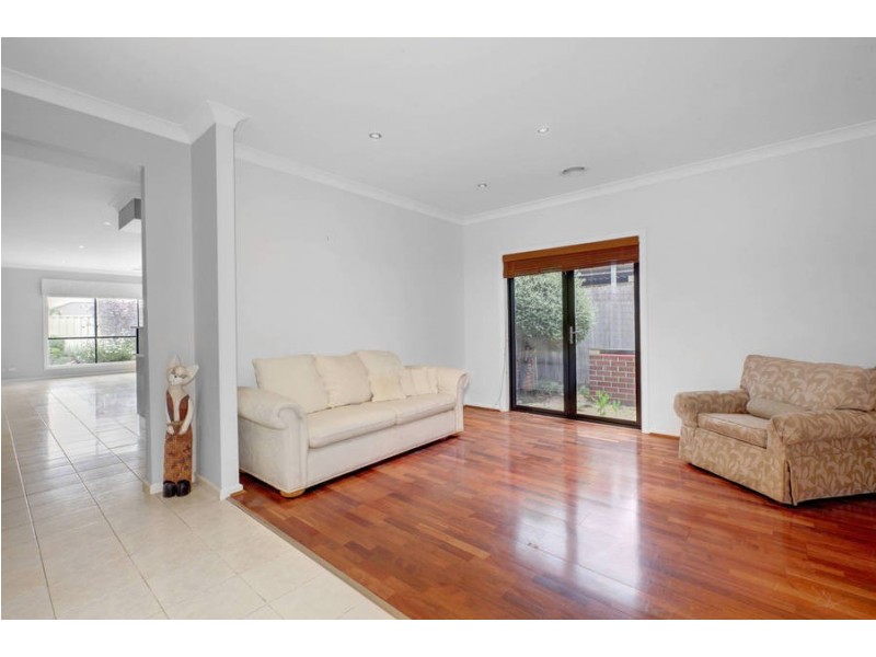 35 Clarendon Wynd, Caroline Springs VIC 3023