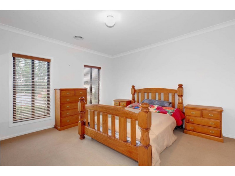 35 Clarendon Wynd, Caroline Springs VIC 3023