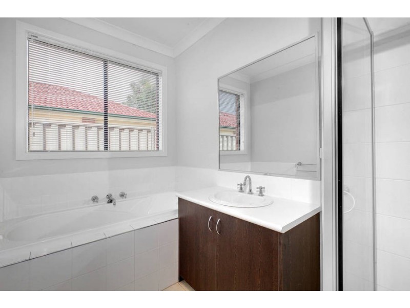 35 Clarendon Wynd, Caroline Springs VIC 3023