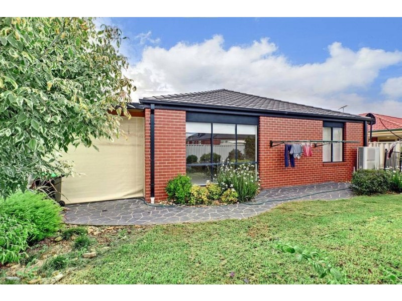 35 Clarendon Wynd, Caroline Springs VIC 3023