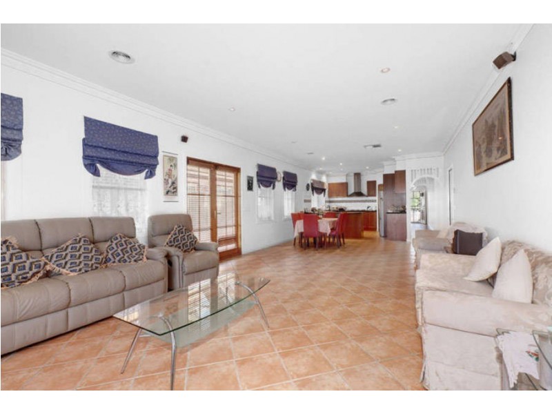 2 Springfield Close, Caroline Springs VIC 3023