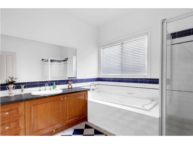 2 Springfield Close, Caroline Springs VIC 3023