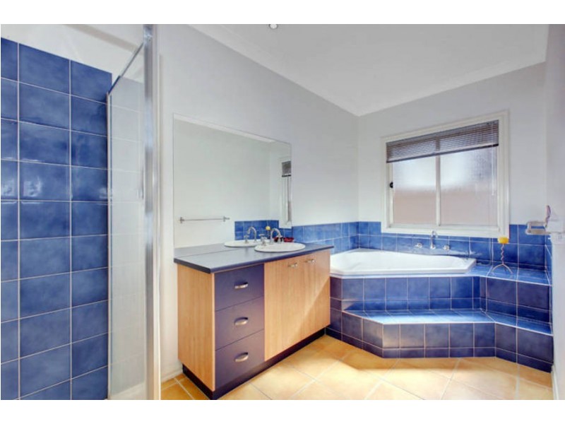 13 Salina Walk, Caroline Springs VIC 3023