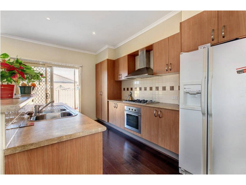 8 Kings Domain, Caroline Springs VIC 3023