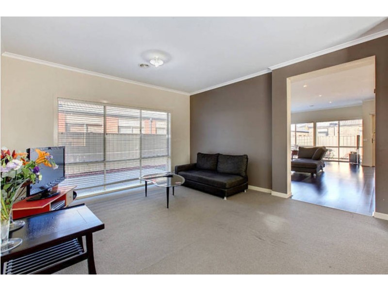 8 Kings Domain, Caroline Springs VIC 3023