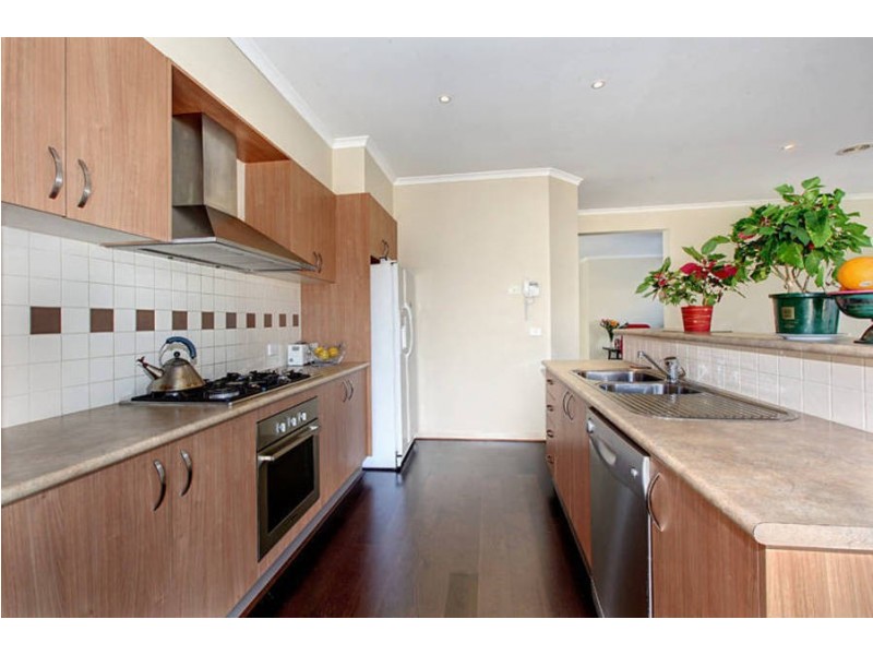 8 Kings Domain, Caroline Springs VIC 3023